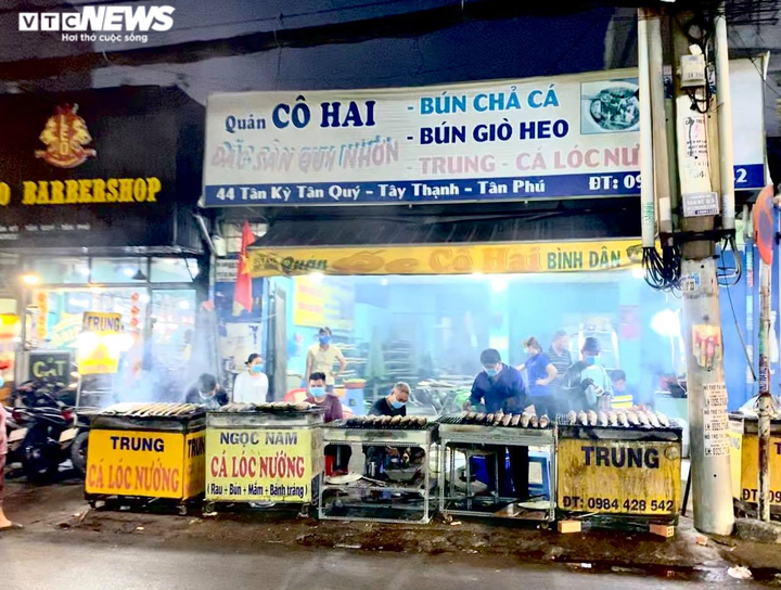Nướng 2.500 con cá lóc, quán ăn ở Sài Gòn vẫn lo không đủ bán ngày vía Thần Tài - 2