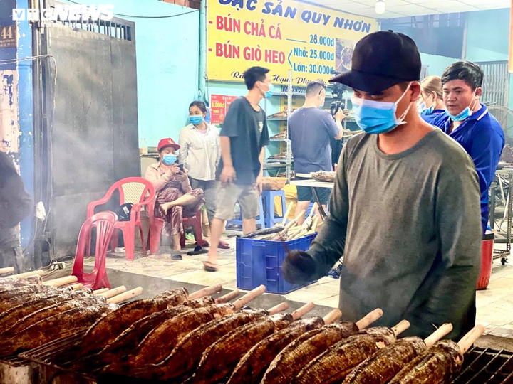 Nướng 2.500 con cá lóc, quán ăn ở Sài Gòn vẫn lo không đủ bán ngày vía Thần Tài - 5