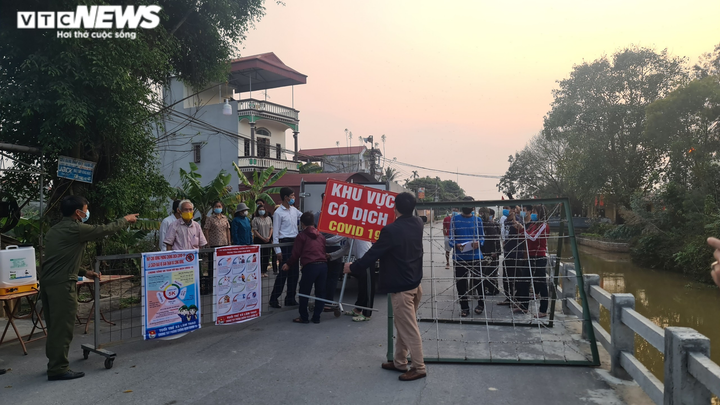 Ảnh: Thôn ở Bắc Ninh được dỡ phong tỏa sau 22 ngày cách ly, dân hò reo vui mừng - 2