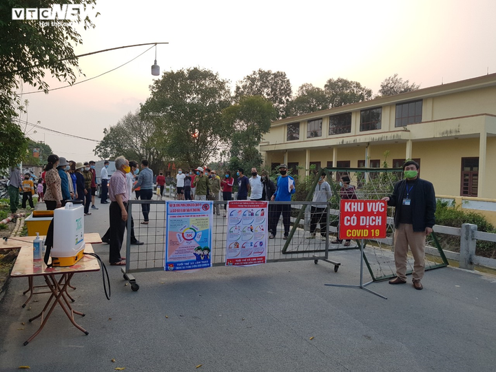 Ảnh: Thôn ở Bắc Ninh được dỡ phong tỏa sau 22 ngày cách ly, dân hò reo vui mừng - 1