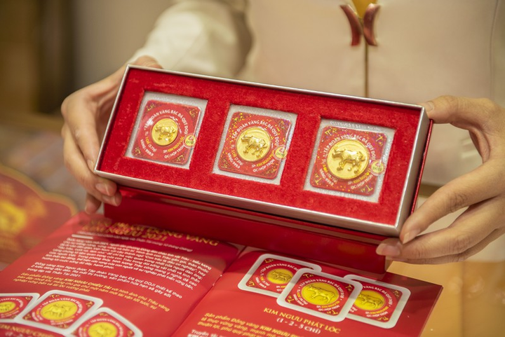 Chưa đến ngày vía Thần tài, khách đã tấp nập mua vàng lấy may - 1