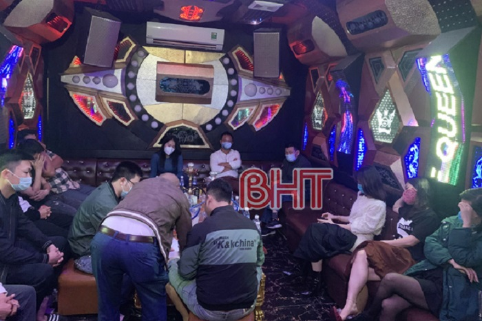 10 thanh niên 'phê' ma túy trong quán karaoke ở Hà Tĩnh - 1