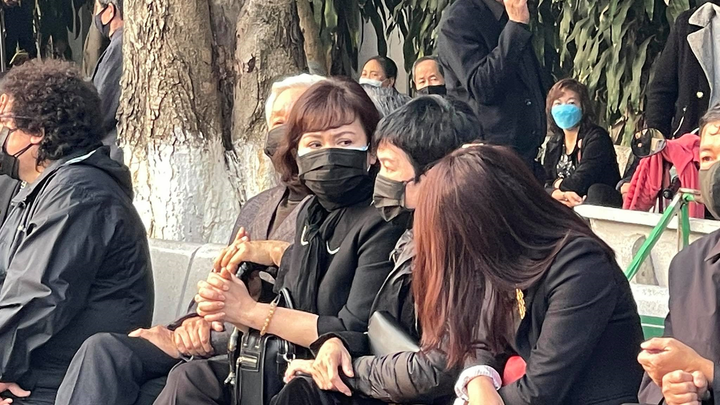 Công Lý, Việt Anh cùng nhiều đồng nghiệp nghẹn ngào tiễn đưa NSND Hoàng Dũng - 4