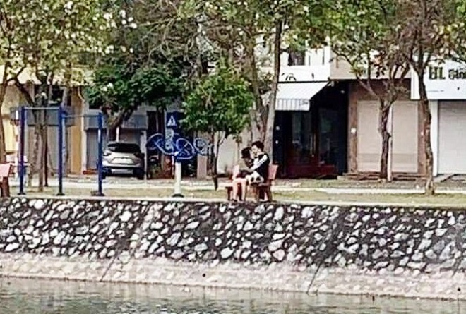 Hôn nhau trong công viên giữa mùa dịch, đôi nam nữ ở Hải Dương bị phạt - 1