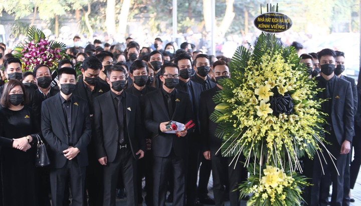 Công Lý, Việt Anh cùng nhiều đồng nghiệp nghẹn ngào tiễn đưa NSND Hoàng Dũng - 3