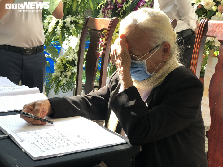 Cô giáo 90 tuổi xúc động tiễn biệt học trò Trương Vĩnh Trọng - 2