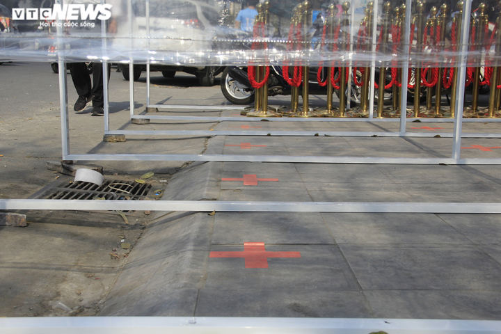 Tạo vách ngăn, cửa hàng vàng siết chặt chống COVID-19, đón khách ngày Thần Tài - 3