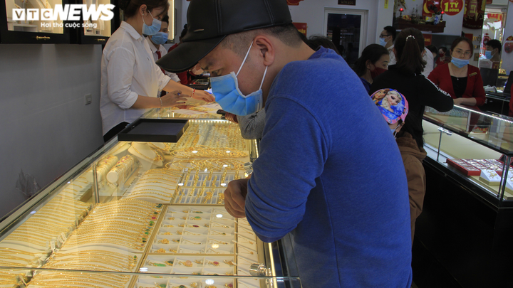 Tạo vách ngăn, cửa hàng vàng siết chặt chống COVID-19, đón khách ngày Thần Tài - 11