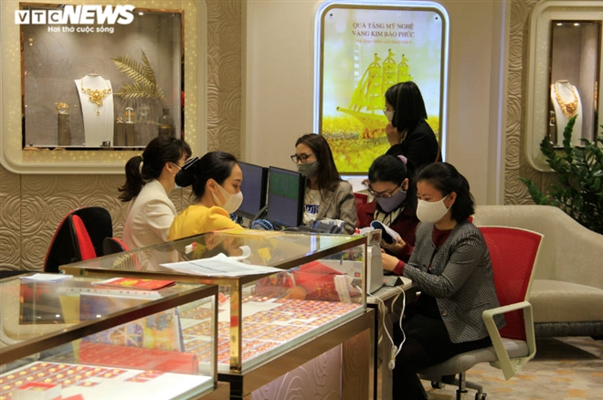 Chưa đến ngày vía Thần tài, khách đã tấp nập mua vàng lấy may - 2