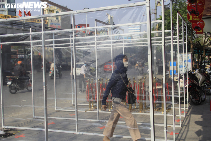 Tạo vách ngăn, cửa hàng vàng siết chặt chống COVID-19, đón khách ngày Thần Tài - 5