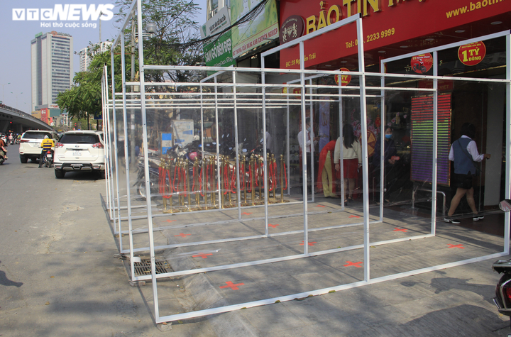 Tạo vách ngăn, cửa hàng vàng siết chặt chống COVID-19, đón khách ngày Thần Tài - 2