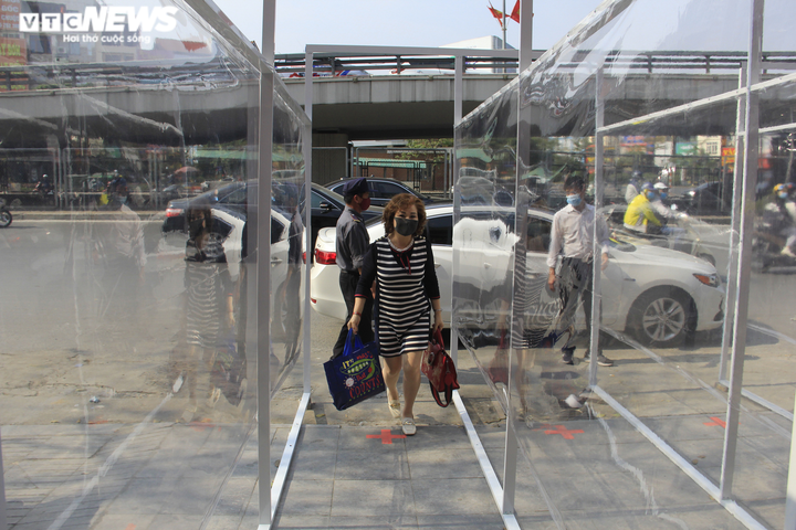 Tạo vách ngăn, cửa hàng vàng siết chặt chống COVID-19, đón khách ngày Thần Tài - 6