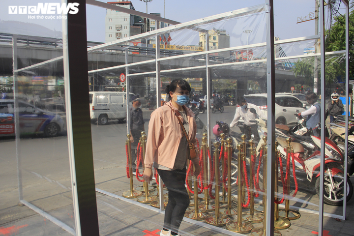 Tạo vách ngăn, cửa hàng vàng siết chặt chống COVID-19, đón khách ngày Thần Tài - 8