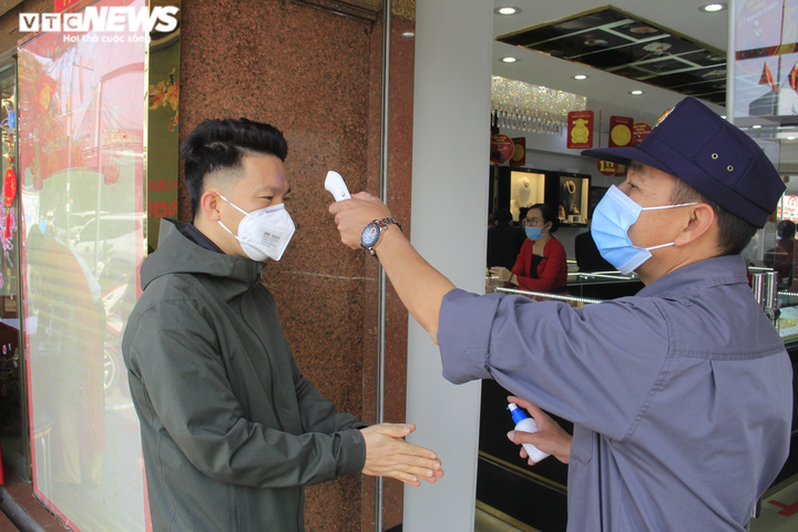 Tạo vách ngăn, cửa hàng vàng siết chặt chống COVID-19, đón khách ngày Thần Tài - 1