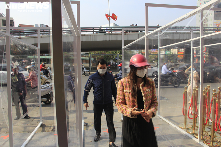 Tạo vách ngăn, cửa hàng vàng siết chặt chống COVID-19, đón khách ngày Thần Tài - 7