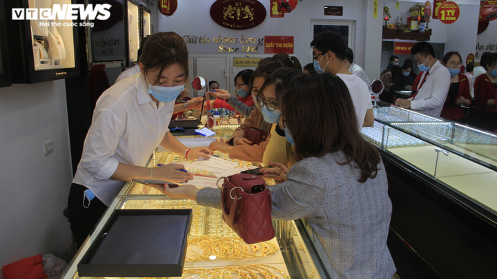 Tạo vách ngăn, cửa hàng vàng siết chặt chống COVID-19, đón khách ngày Thần Tài - 10