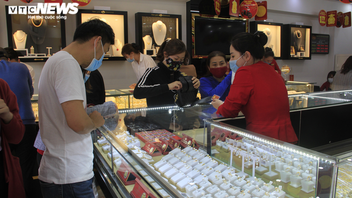 Tạo vách ngăn, cửa hàng vàng siết chặt chống COVID-19, đón khách ngày Thần Tài - 9