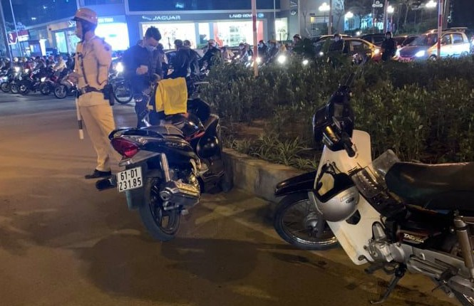 Người đàn ông bị đâm gục sau va chạm giao thông ở Hà Nội - 1