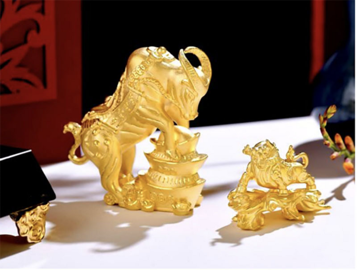 Con trâu bằng 20kg vàng ròng 'kéo' cả đàn trâu vàng đi rước Thần Tài - 1