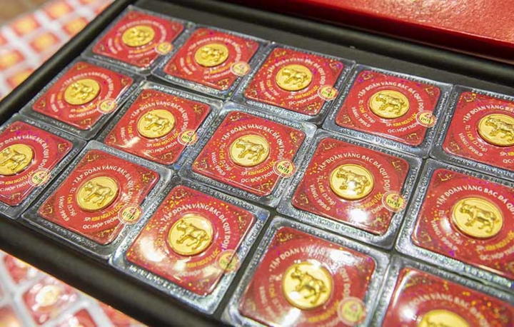 Con trâu bằng 20kg vàng ròng 'kéo' cả đàn trâu vàng đi rước Thần Tài - 7