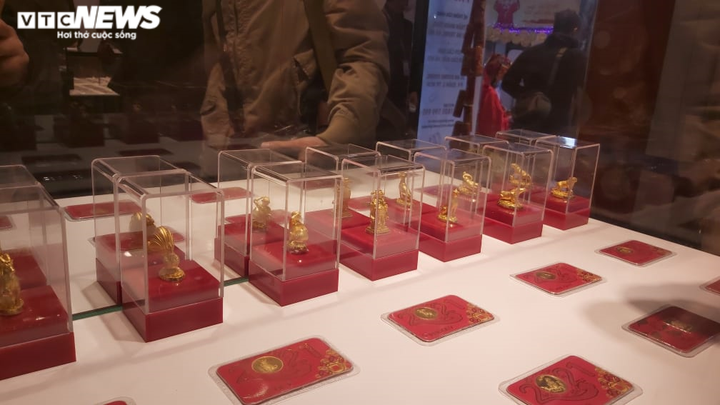 Người Hà Nội xếp hàng từ mờ sáng chờ mua vàng cầu may ngày vía thần Tài - 4