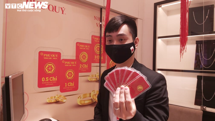 Người Hà Nội xếp hàng từ mờ sáng chờ mua vàng cầu may ngày vía thần Tài - 6