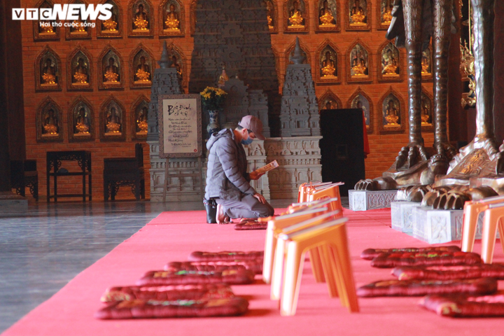 Ảnh: Ngôi chùa lớn nhất Việt Nam vắng lặng ngày đầu năm mới - 4