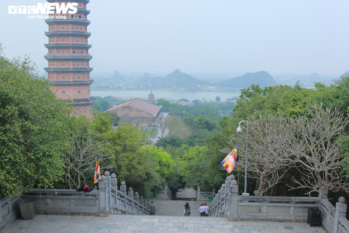 Ảnh: Ngôi chùa lớn nhất Việt Nam vắng lặng ngày đầu năm mới - 8