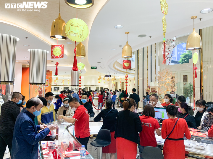 Cửa hàng vàng ngày vía thần Tài: Nơi đông đúc, chỗ vắng tanh - 1