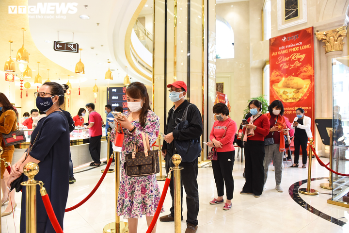 Cửa hàng vàng ngày vía thần Tài: Nơi đông đúc, chỗ vắng tanh - 4