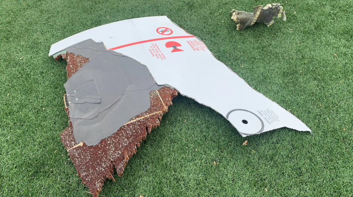 Ảnh, video: Động cơ máy bay Boeing 777 cháy ngùn ngụt trên bầu trời - 2