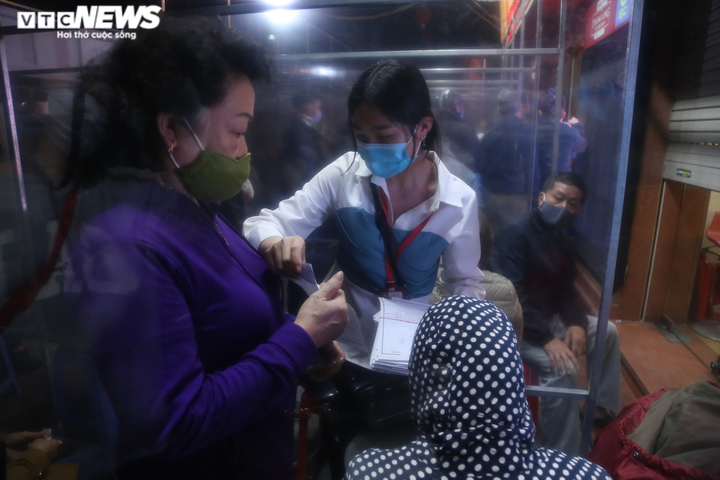 Ảnh: Khách khai báo y tế, mang găng tay trước khi mua vàng ngày vía thần Tài - 1