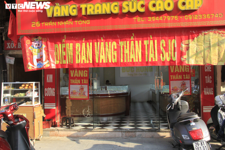 Cửa hàng vàng ngày vía thần Tài: Nơi đông đúc, chỗ vắng tanh - 14