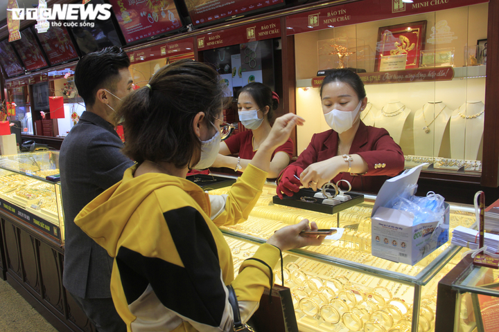 Ảnh: Khách khai báo y tế, mang găng tay trước khi mua vàng ngày vía thần Tài - 14