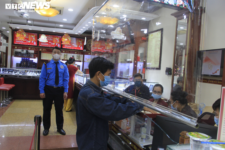 Ảnh: Khách khai báo y tế, mang găng tay trước khi mua vàng ngày vía thần Tài - 10