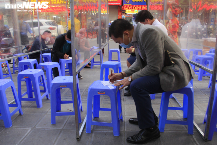 Ảnh: Khách khai báo y tế, mang găng tay trước khi mua vàng ngày vía thần Tài - 3