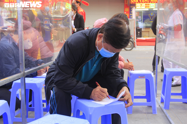 Ảnh: Khách khai báo y tế, mang găng tay trước khi mua vàng ngày vía thần Tài - 5