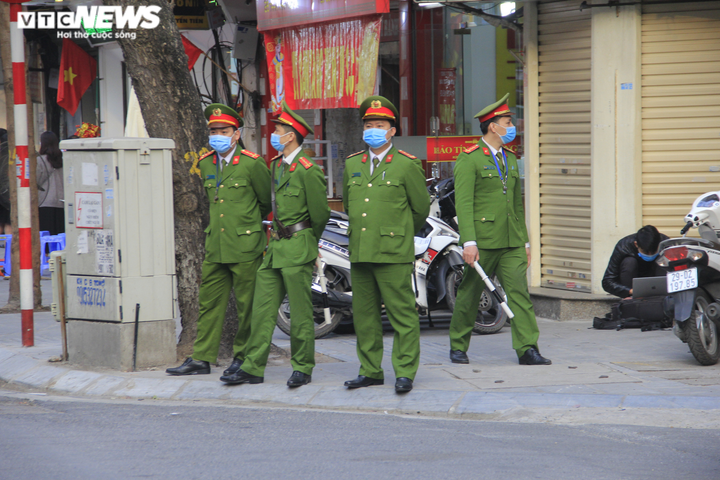 Ảnh: Khách khai báo y tế, mang găng tay trước khi mua vàng ngày vía thần Tài - 18