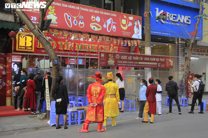 Ảnh: Khách khai báo y tế, mang găng tay trước khi mua vàng ngày vía thần Tài - 2