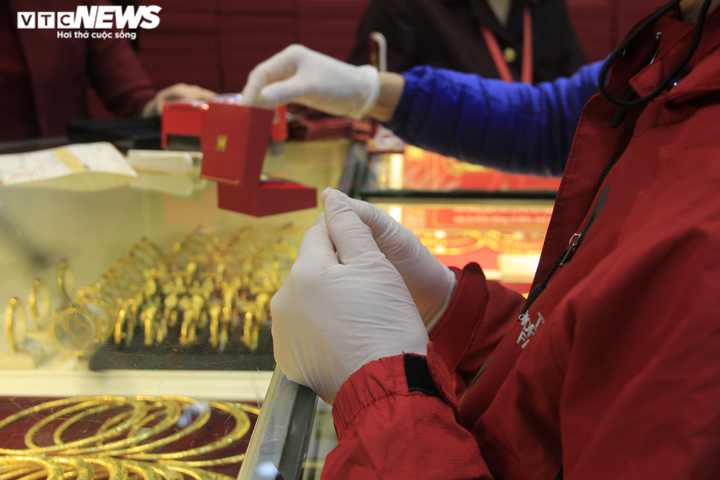 Ảnh: Khách khai báo y tế, mang găng tay trước khi mua vàng ngày vía thần Tài - 12