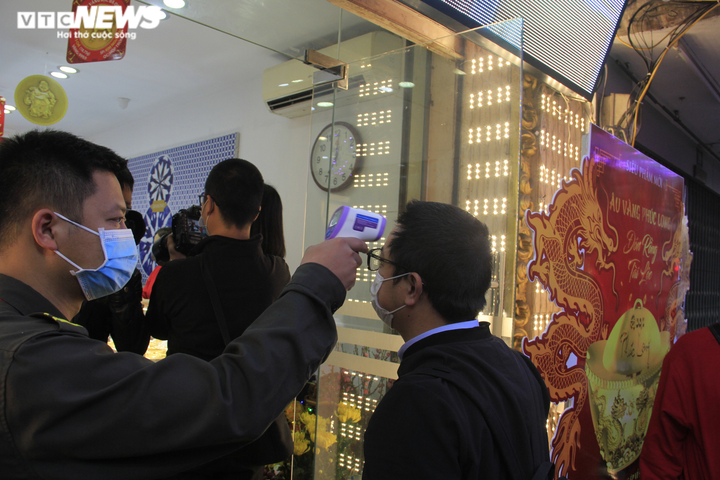 Ảnh: Khách khai báo y tế, mang găng tay trước khi mua vàng ngày vía thần Tài - 9