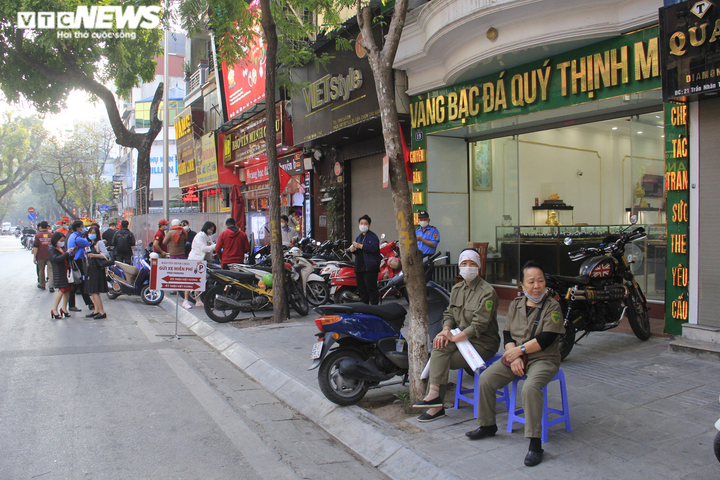 Cửa hàng vàng ngày vía thần Tài: Nơi đông đúc, chỗ vắng tanh - 11