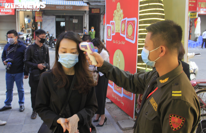 Ảnh: Khách khai báo y tế, mang găng tay trước khi mua vàng ngày vía thần Tài - 4