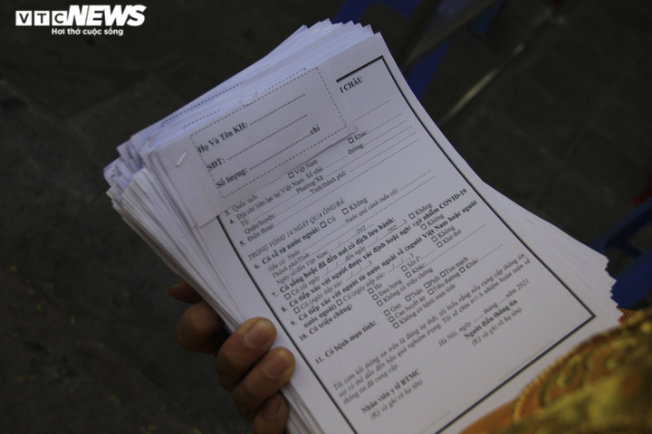 Ảnh: Khách khai báo y tế, mang găng tay trước khi mua vàng ngày vía thần Tài - 8