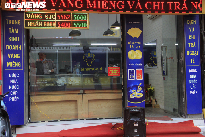 Cửa hàng vàng ngày vía thần Tài: Nơi đông đúc, chỗ vắng tanh - 12