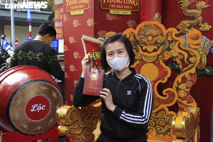 Ảnh: Khách khai báo y tế, mang găng tay trước khi mua vàng ngày vía thần Tài - 16