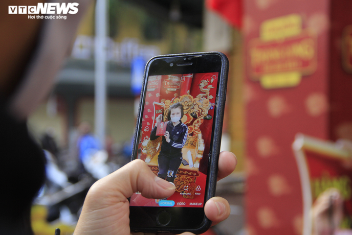 Ảnh: Khách khai báo y tế, mang găng tay trước khi mua vàng ngày vía thần Tài - 17