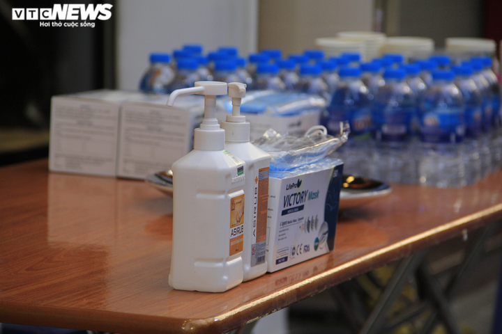 Ảnh: Khách khai báo y tế, mang găng tay trước khi mua vàng ngày vía thần Tài - 11