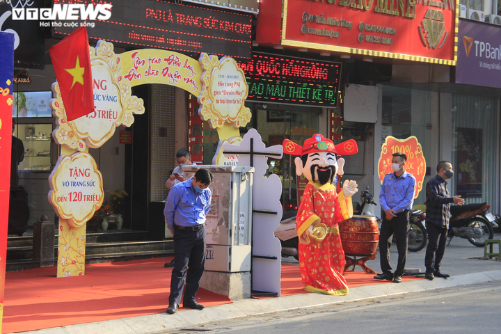 Cửa hàng vàng ngày vía thần Tài: Nơi đông đúc, chỗ vắng tanh - 9