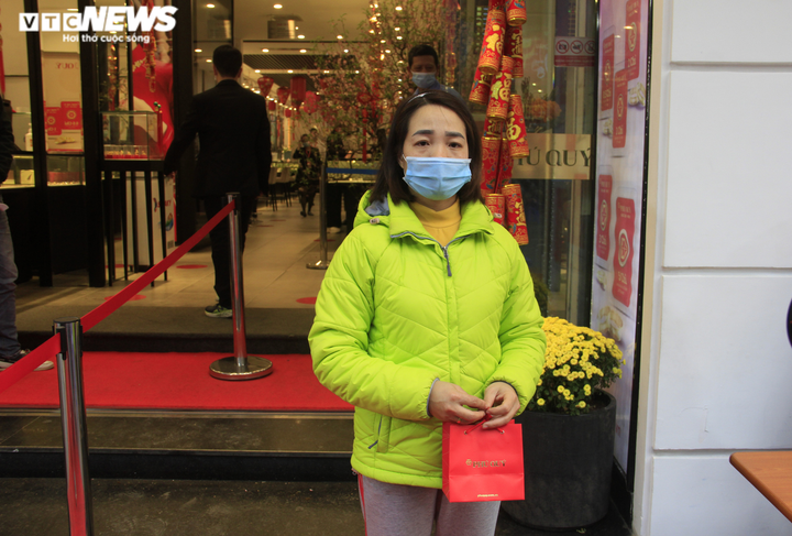 Ảnh: Khách khai báo y tế, mang găng tay trước khi mua vàng ngày vía thần Tài - 15